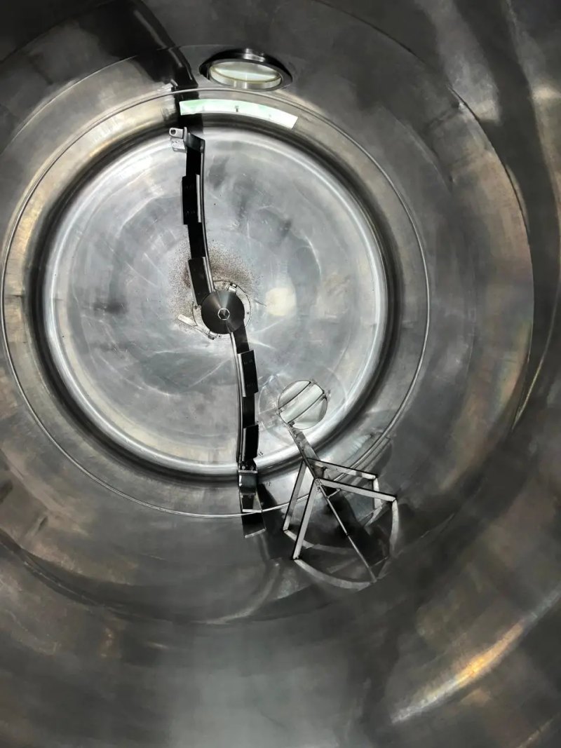STAINLESS STEEL FEED HOPPER 2000 LITERS WITH AGITATION IN THE LOWER BOTTOM