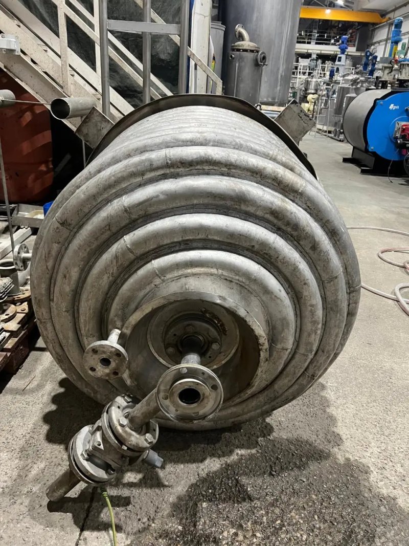 USED 900-LITRE STAINLESS STEEL REACTOR WITH HALF-PIPE JACKET