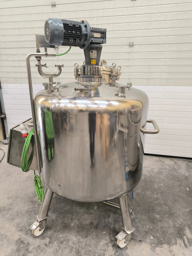 STAINLESS STEEL TANK 670 LITRES WITH AGITATION