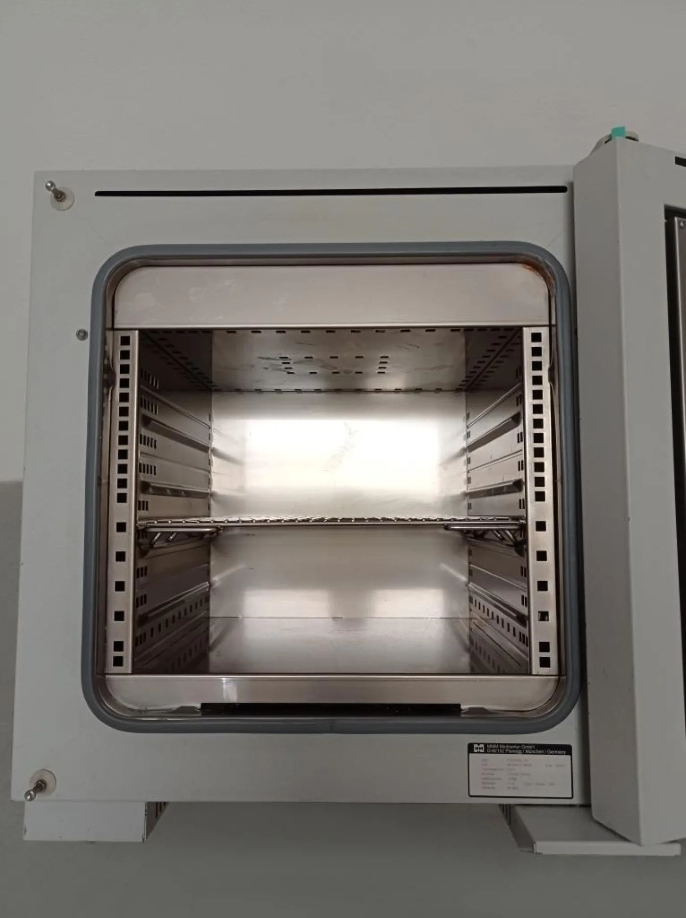 FORNO DI ESSICCAZIONE DA LABORATORIO – MMM MEDCENTER GMBH – MOD. VENTICELL 55 - 2