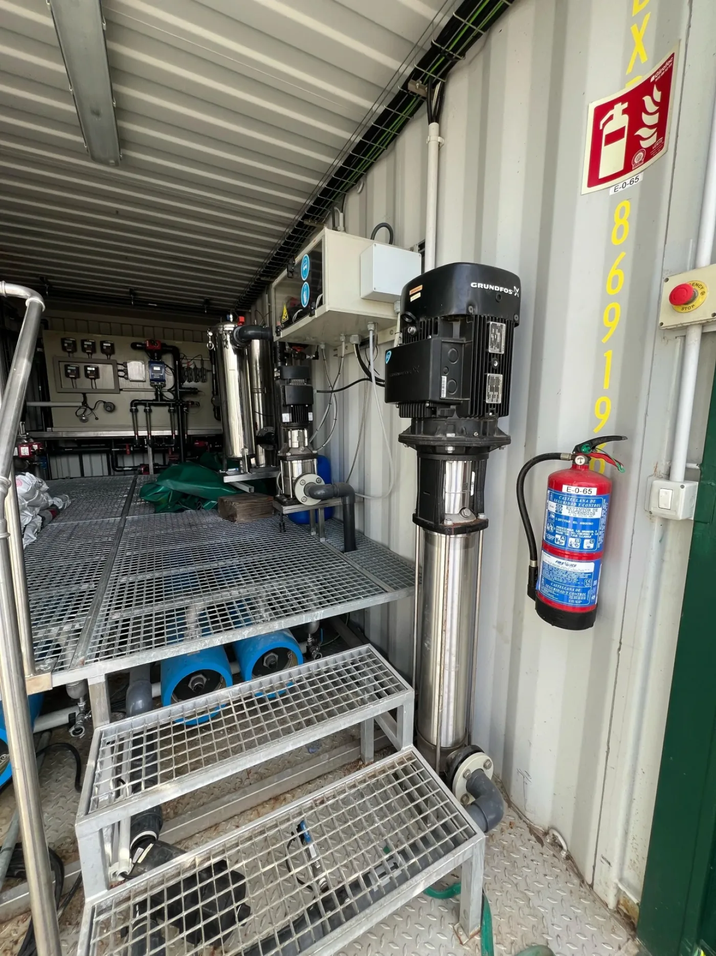 MOBILE CONTAINER WITH COMPLETE WATER OSMOSIS SYSTEM - 3