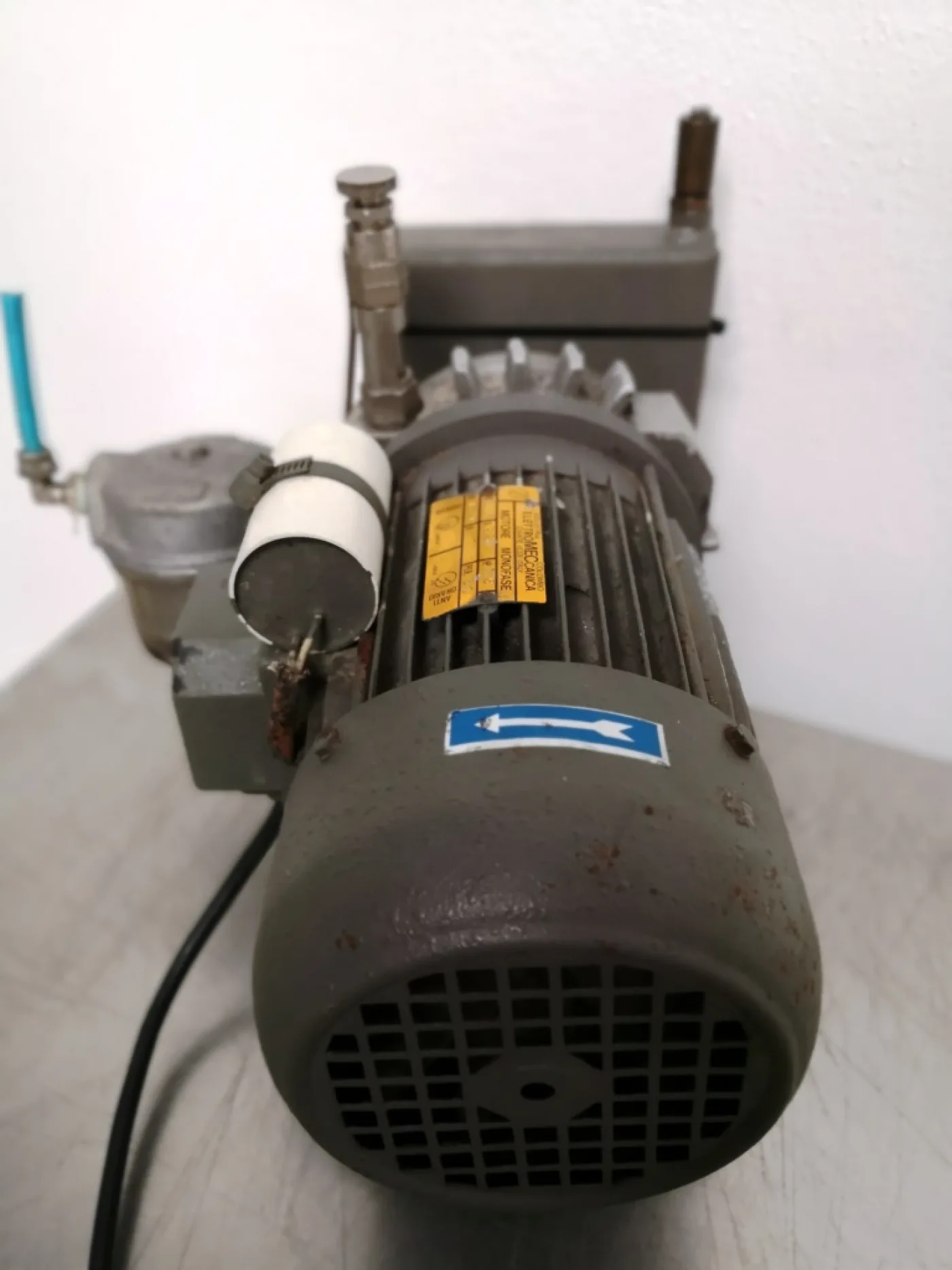 POMPA DA VUOTO – VACUUM PUMP – Mod. RV - 3
