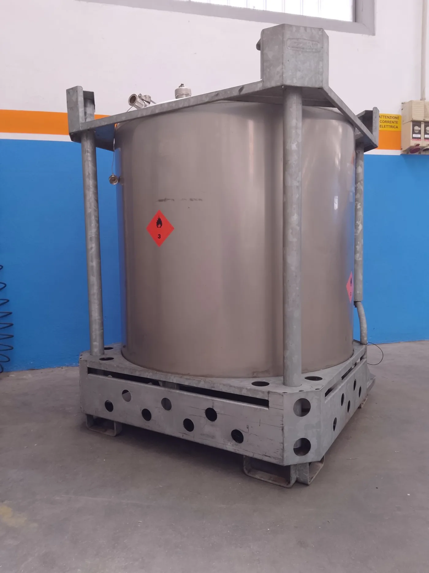 SERBATOIO CON PALLET – AZZINI – MOD. 1000 LT - 3