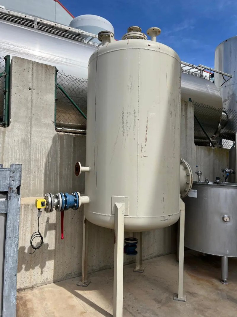 USED IRON TANK 2,400 LITERS
