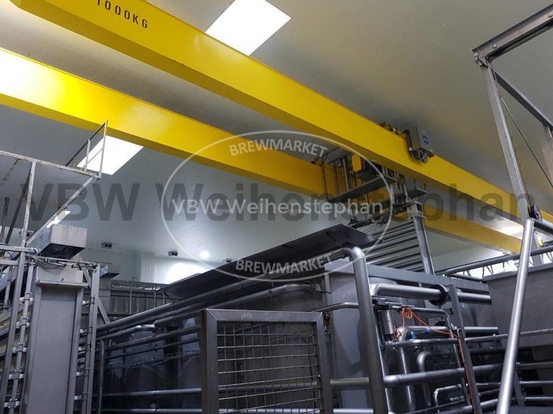 Travelling crane for salt bath system