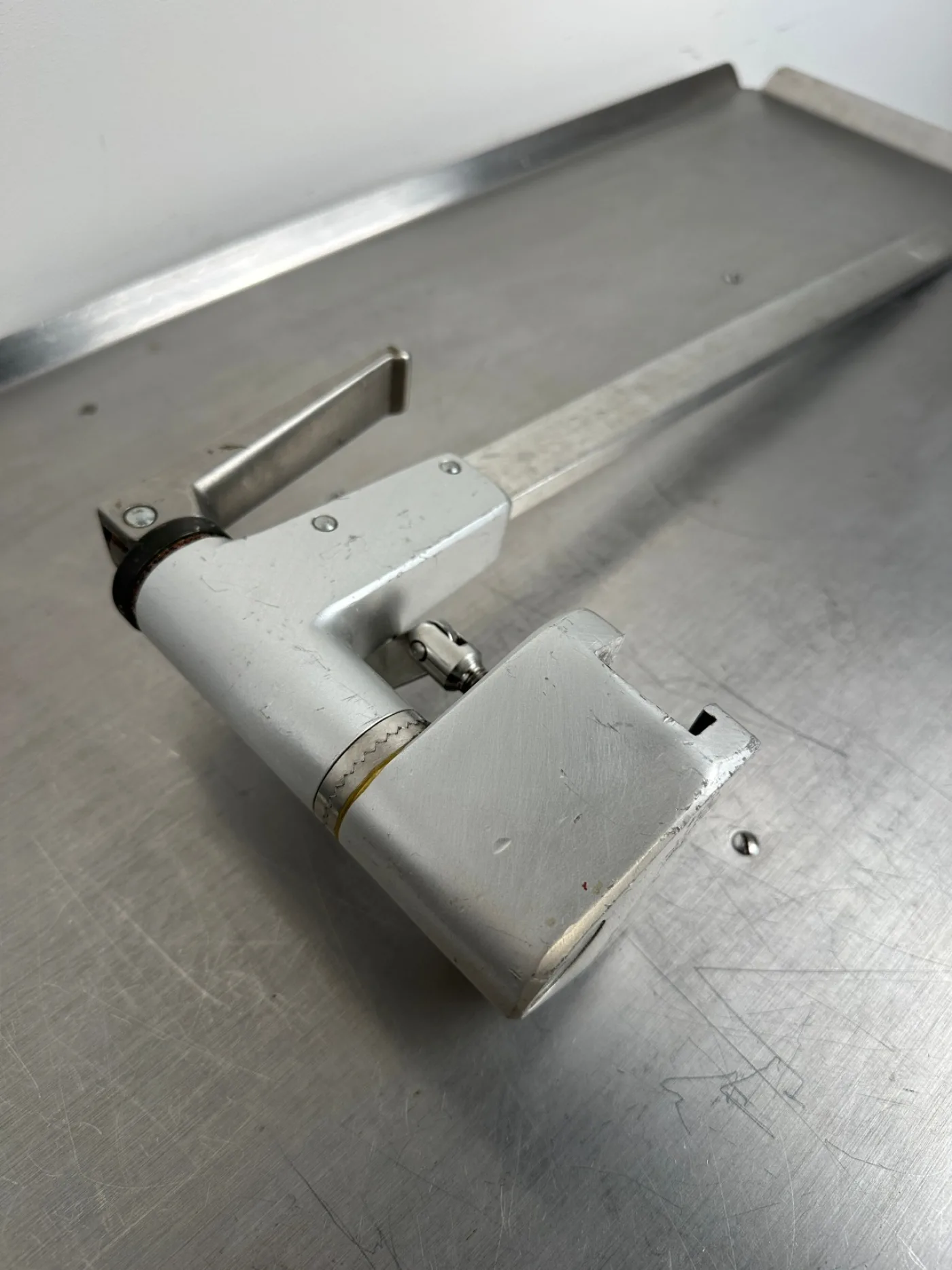 OP-Tisch Normschienen Ausleger drehbar Schnellklemmung ca. 45cm - 3