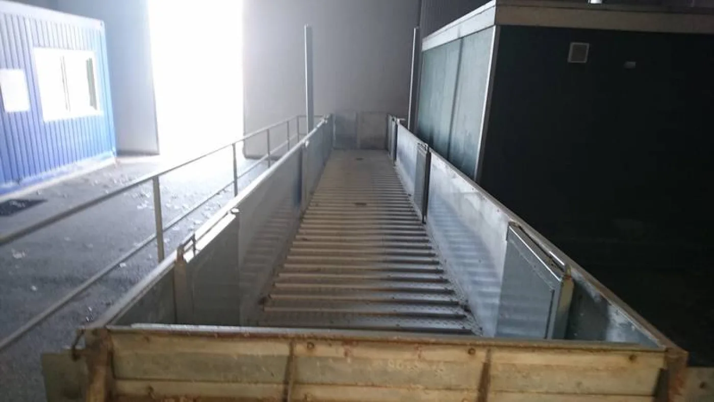 Moving animal loading platform - 4