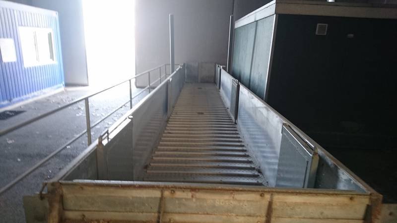 Moving animal loading platform