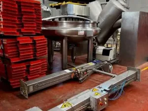 CCI FRYERS STAINLESS STEEL 304L 1050 LITERS WITH JACKET AND USED TROLLEY LIFTS