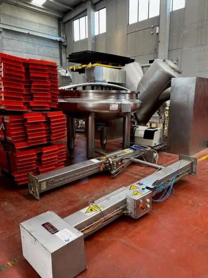 CCI FRYERS STAINLESS STEEL 304L 1050 LITERS WITH JACKET AND USED TROLLEY LIFTS