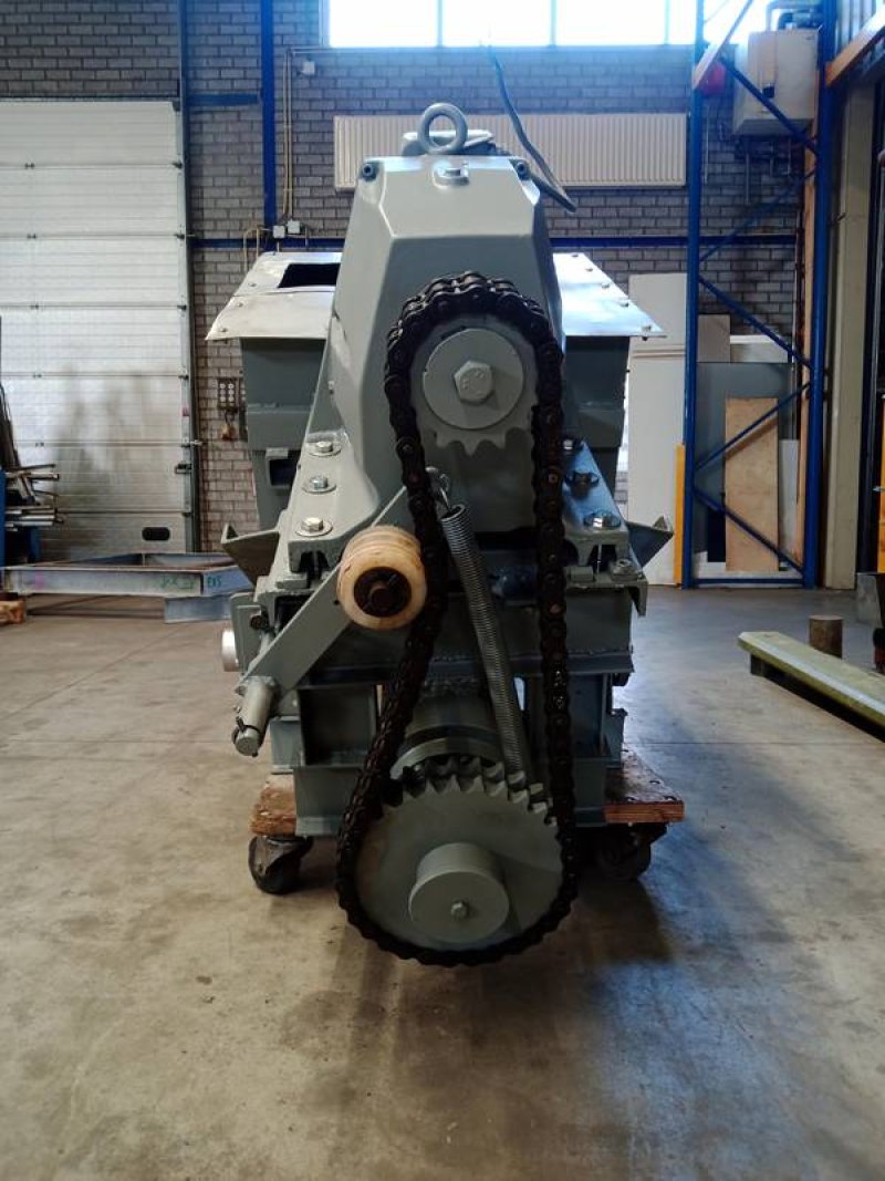 Screw press conveyor for dewatering