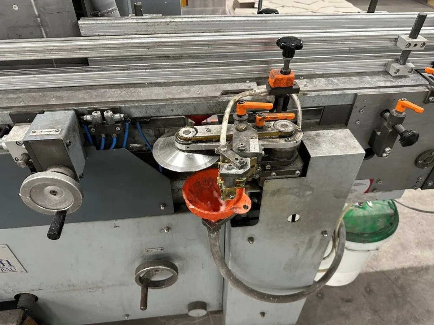 Sigloch SB 6000 bookback gluing and lining machine - 7