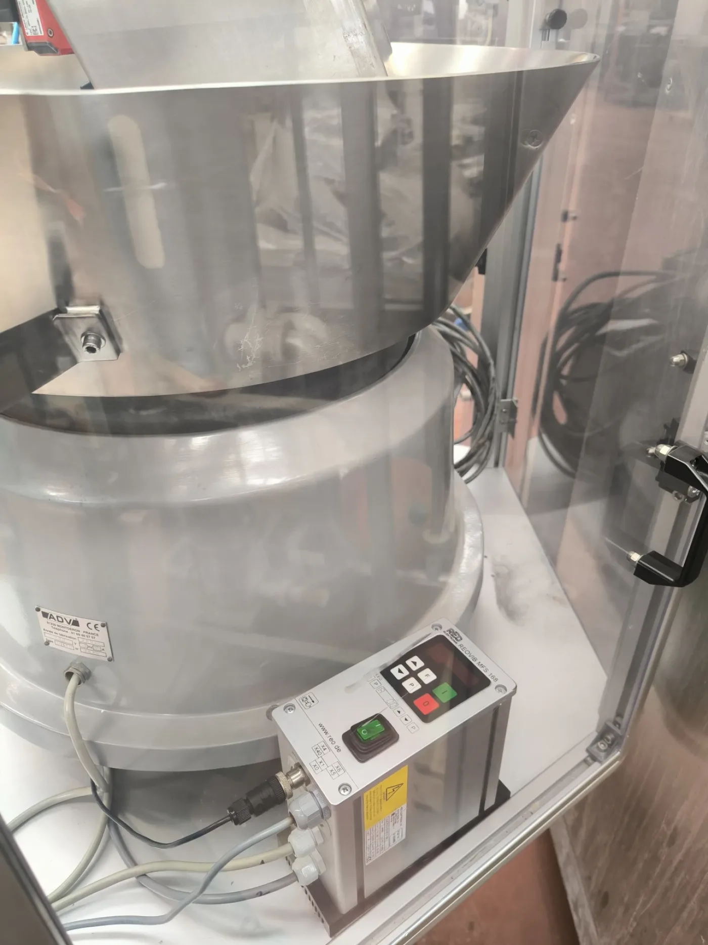 LIQUID FILLER CAPPER SERAC R16E8/720 WITH VIBRATORY BOWL ADV DI10 - 5