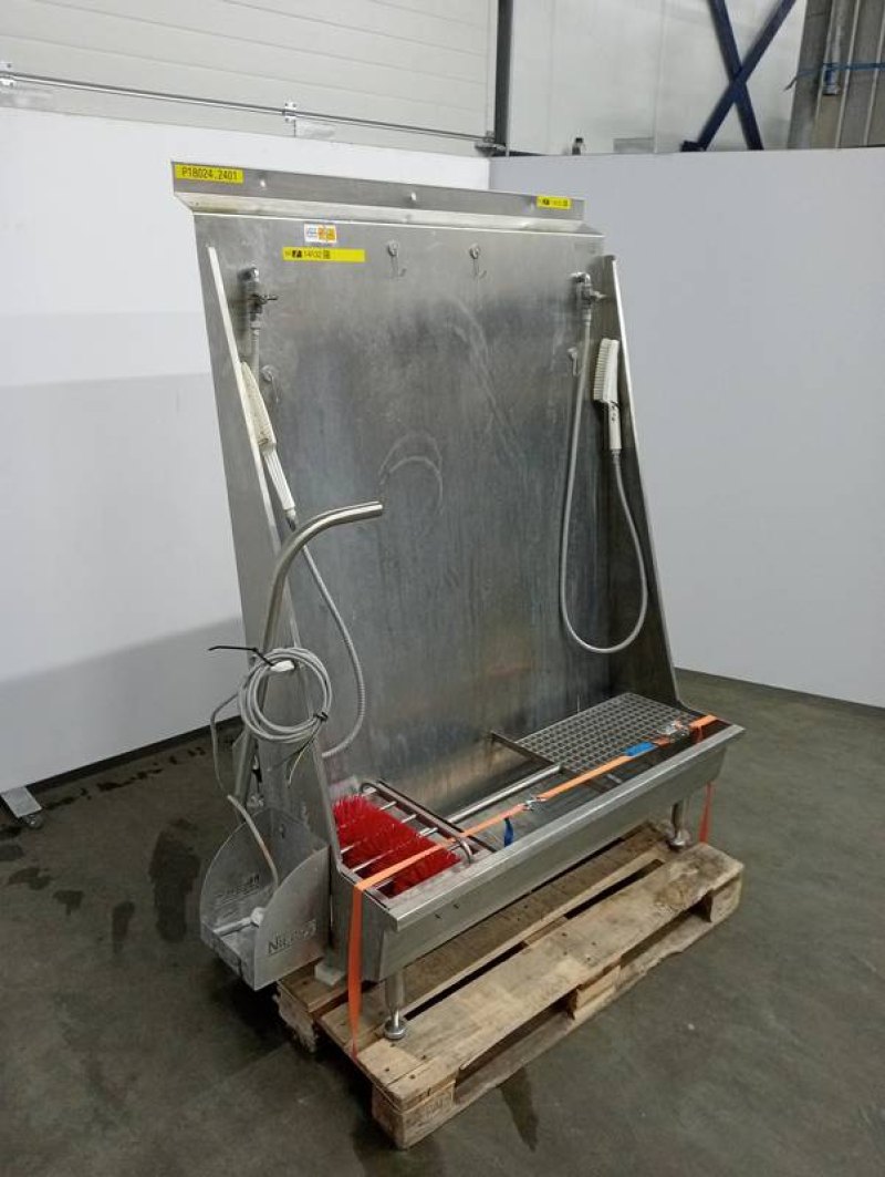 Boots and apron washing unit