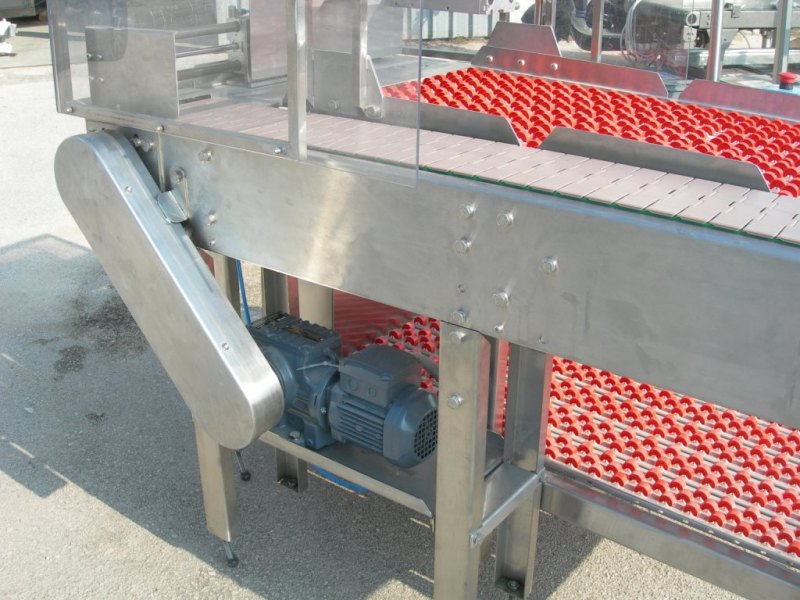 NASTRO TRASPORTATORE CON RULLIERA DI ACCUMULO E CONVOGLIATORE