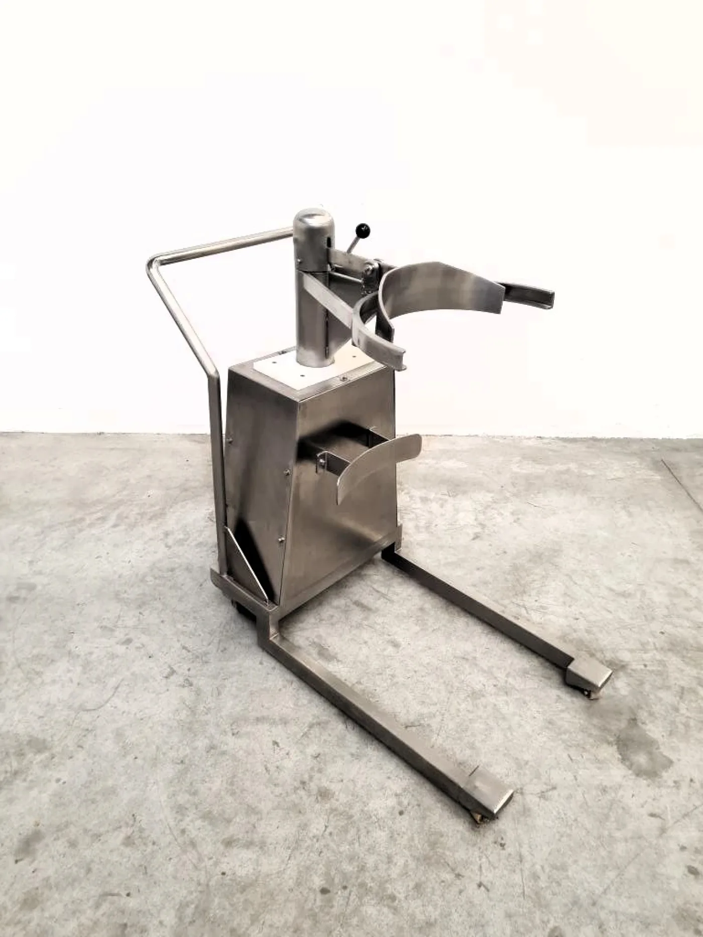 CARRELLO ELEVATORE PORTAFUSTI IDRAULICO - 2