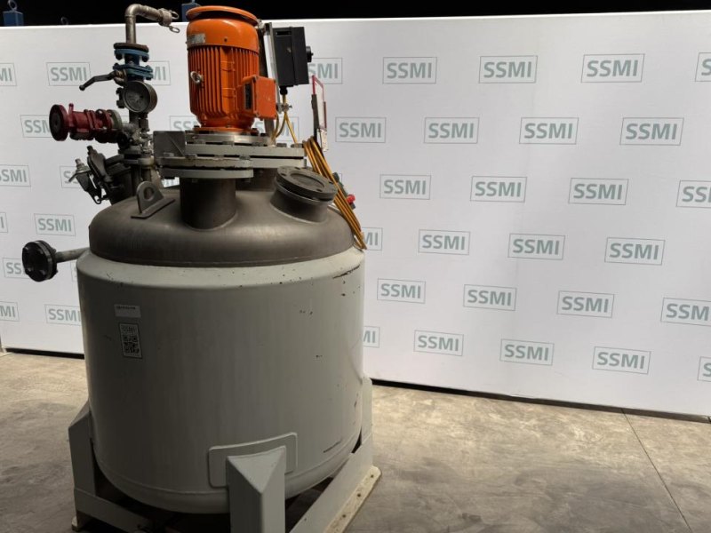 Mobile mixing tank