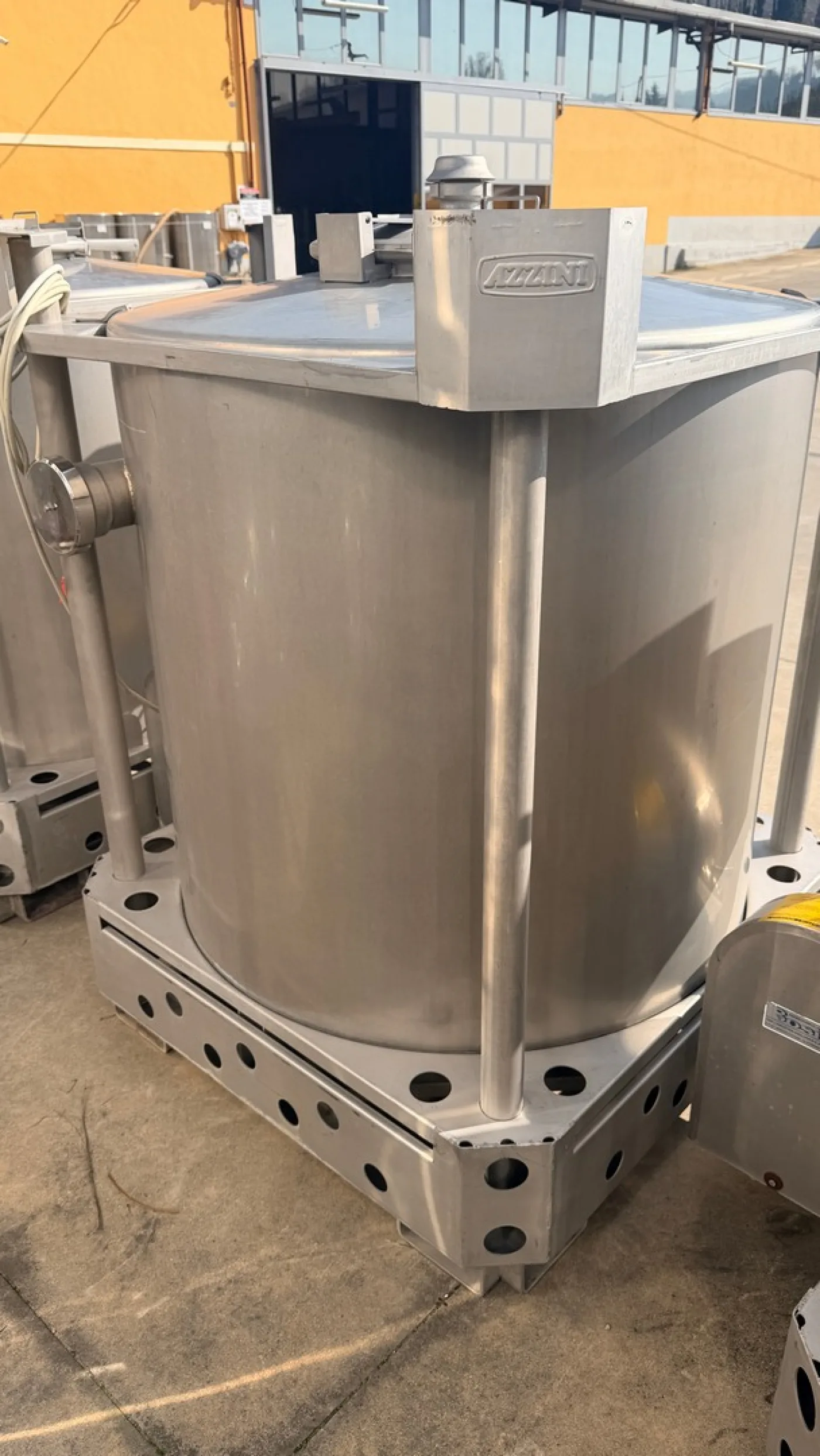 FORK-LIFTABLE/STACKABLE TANKS AZZINI FIRM, CAPACITY 1000 LITERS, SECOND HAND EQUIPMENT - 4