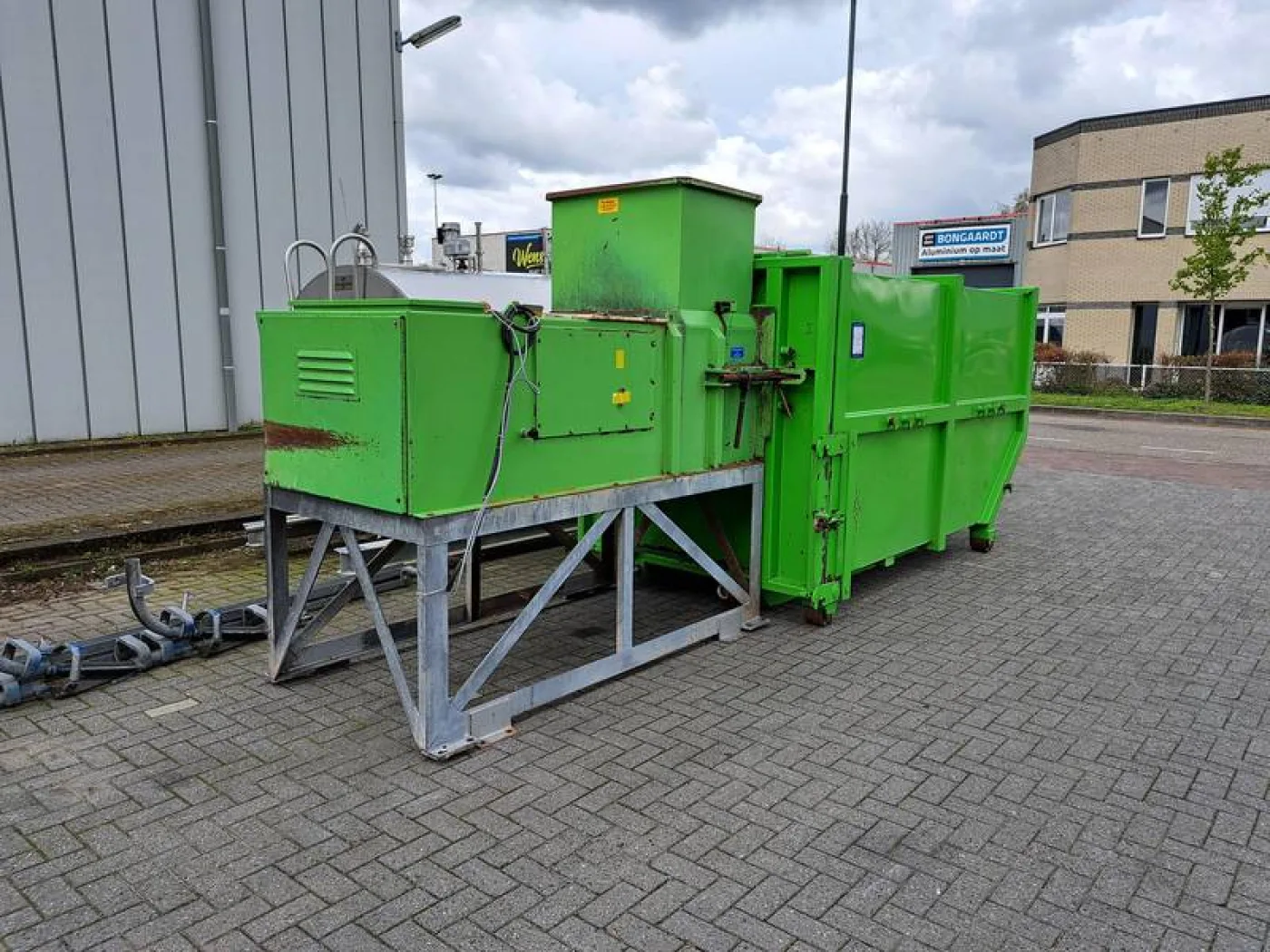 Press with container - 2