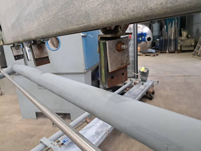 Empty hook lowering conveyor