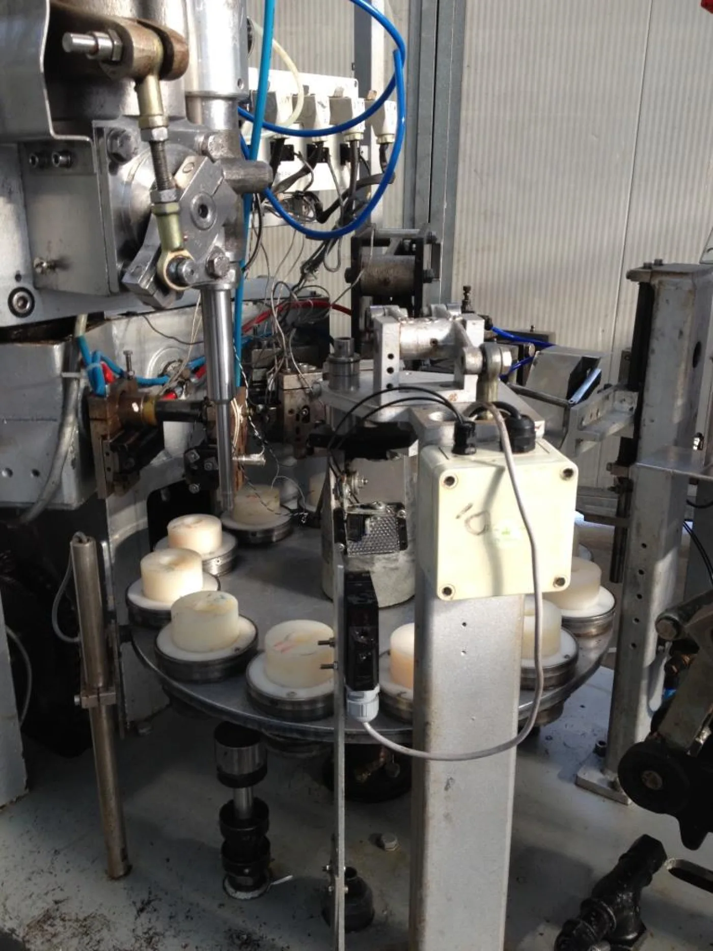 INTUBETTATRICE PER TUBETTI IN PLASTICA – IWKA – MOD. TU 100 - 8