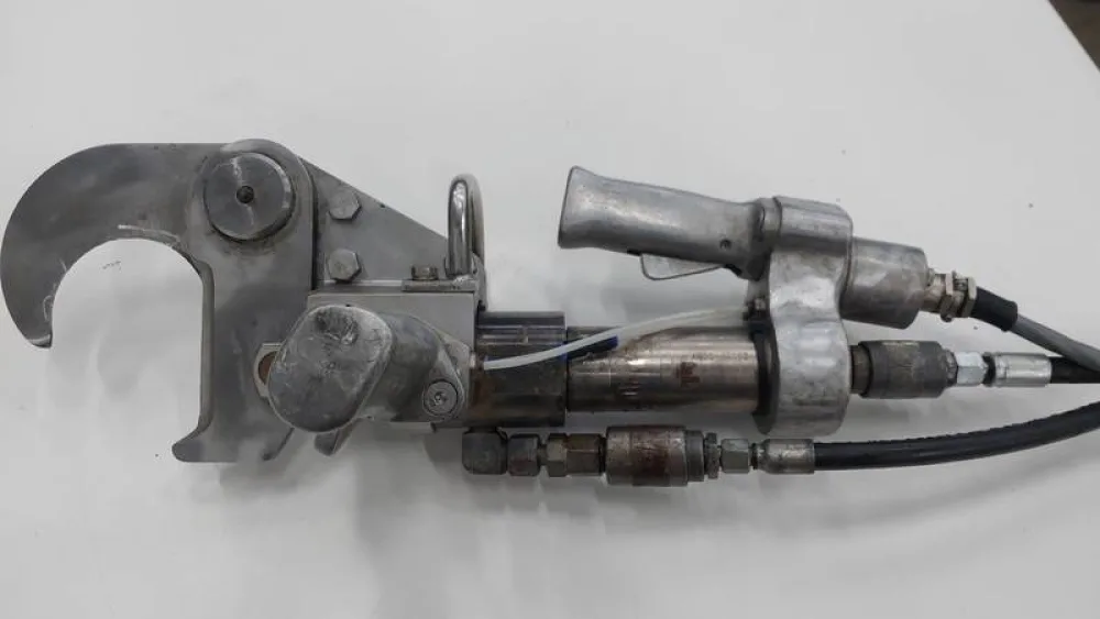 Leg cutter incl. hydraulic unit and balancer