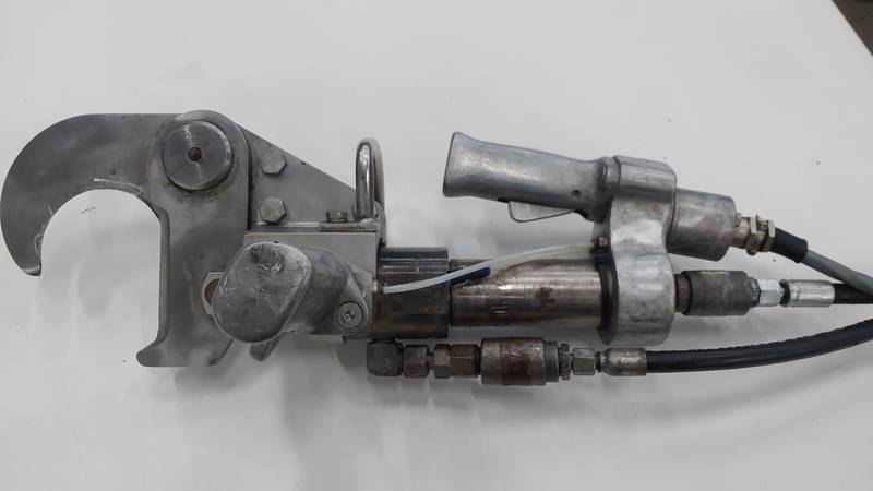 Leg cutter incl. hydraulic unit and balancer