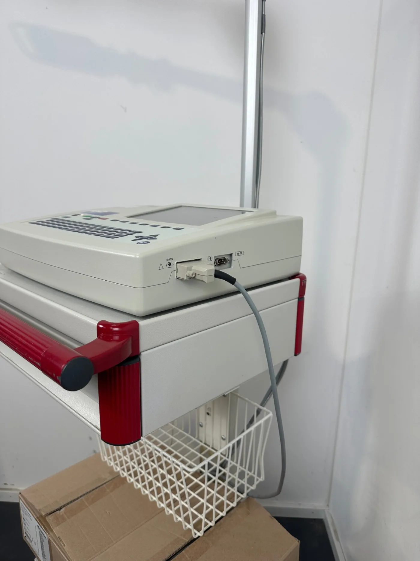Schiller Cardiovit AT-102 Plus EKG Schreiber & Sauganlage Strässle DT100 inkl. Fahrwagen - 4