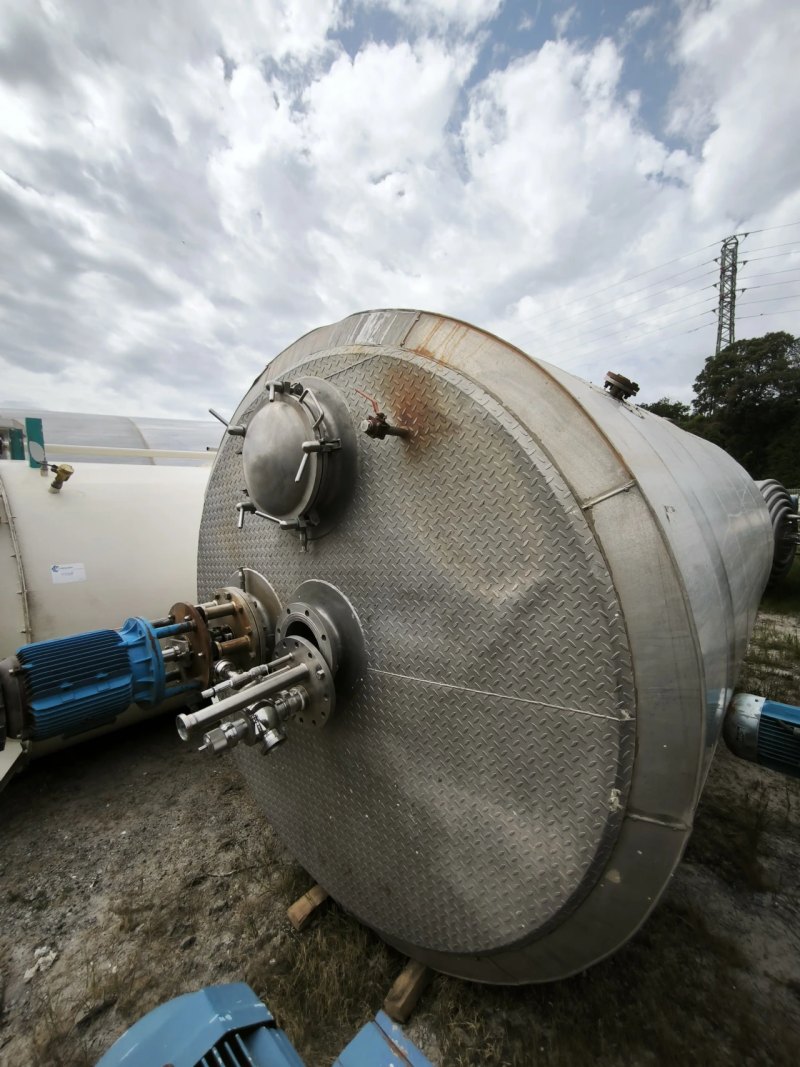 INSULATED STAINLESS STEEL REACTOR 10,800 LITERS WITH AGITATION AND LOAD CELLS