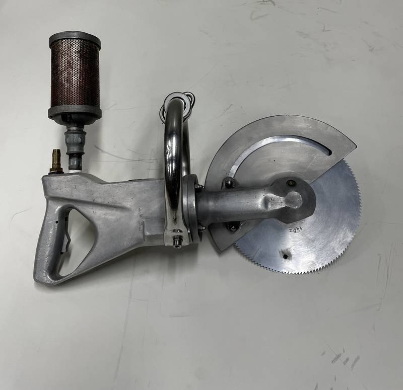 Pneumatic breaking saw