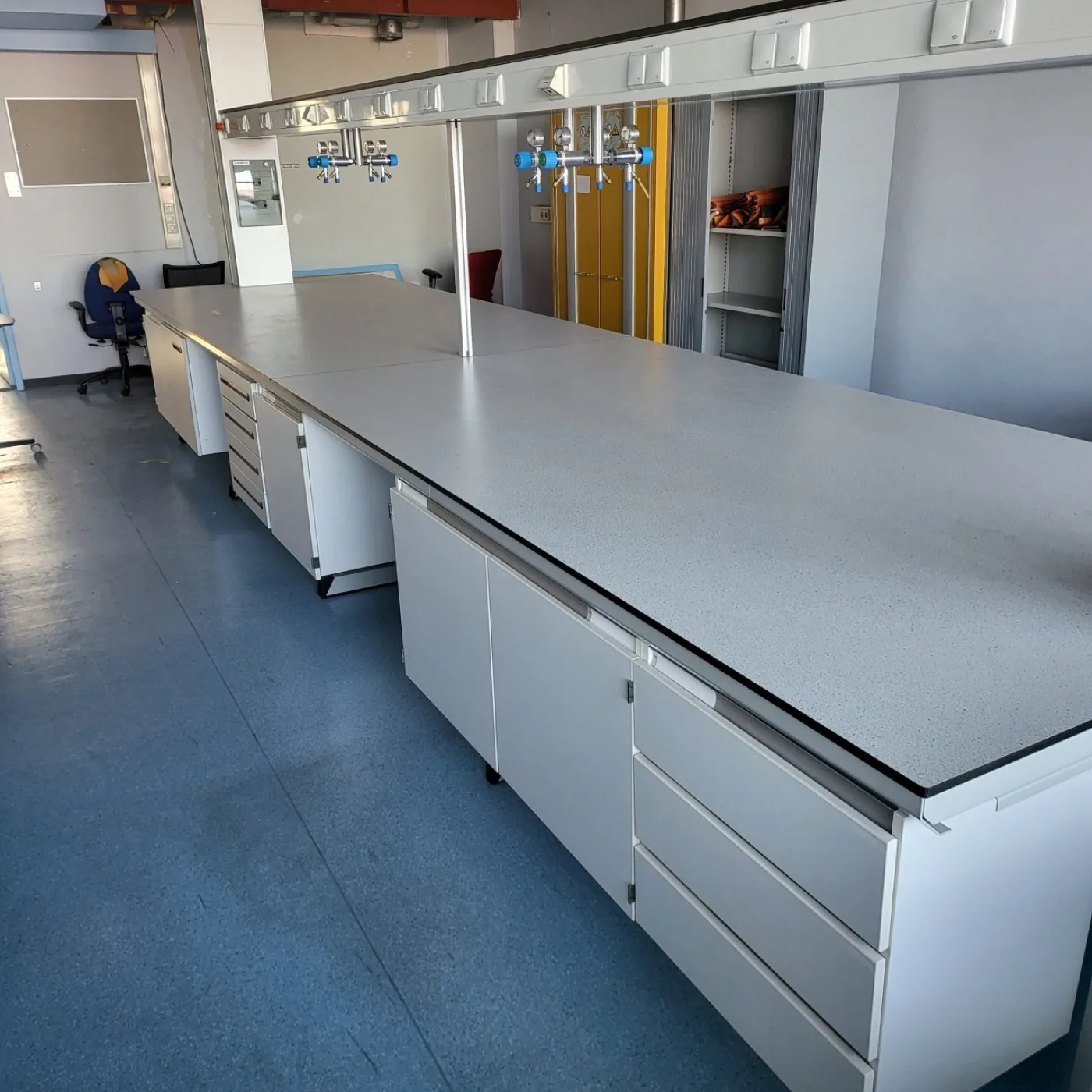 2059 – Used S+B island laboratory table (589 cm) - 4