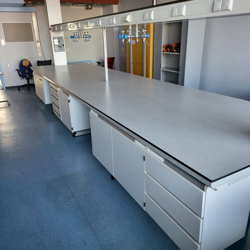 2059 – Used S+B island laboratory table (589 cm)