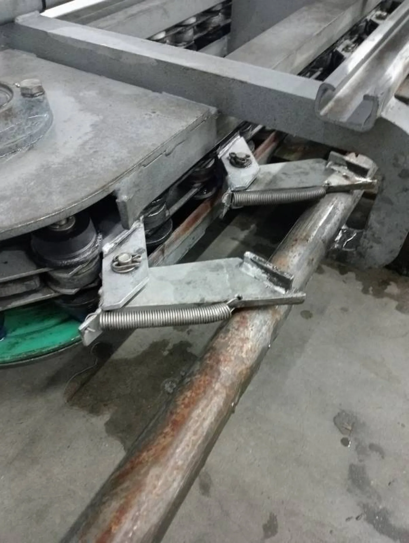 Lift conveyor empty hooks - 7