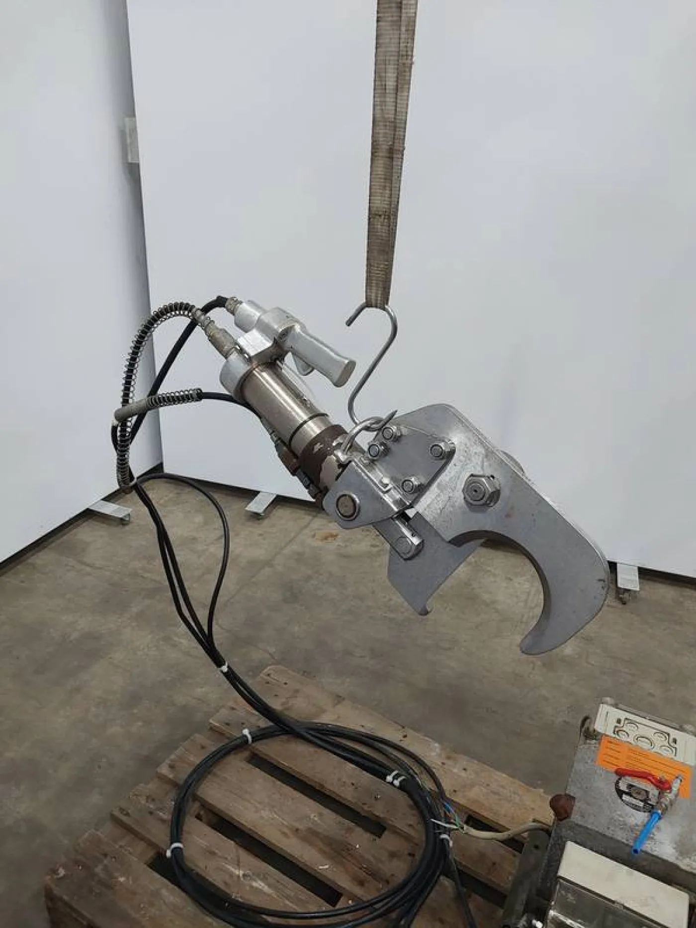 Leg cutter with hydraulic unit - 1