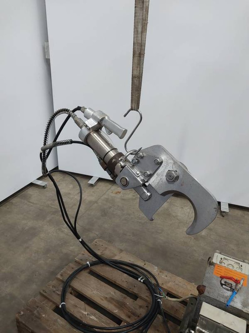 Leg cutter with hydraulic unit