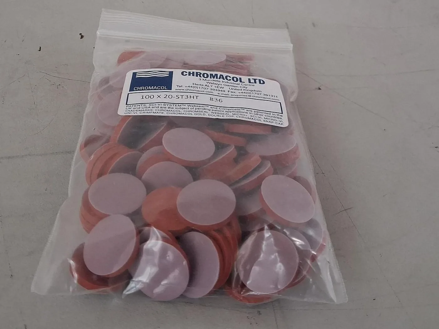 Chromacol 100 × 20-ST3HT-836 PTFE/Silicone Septa for 20 mm Vials - 1
