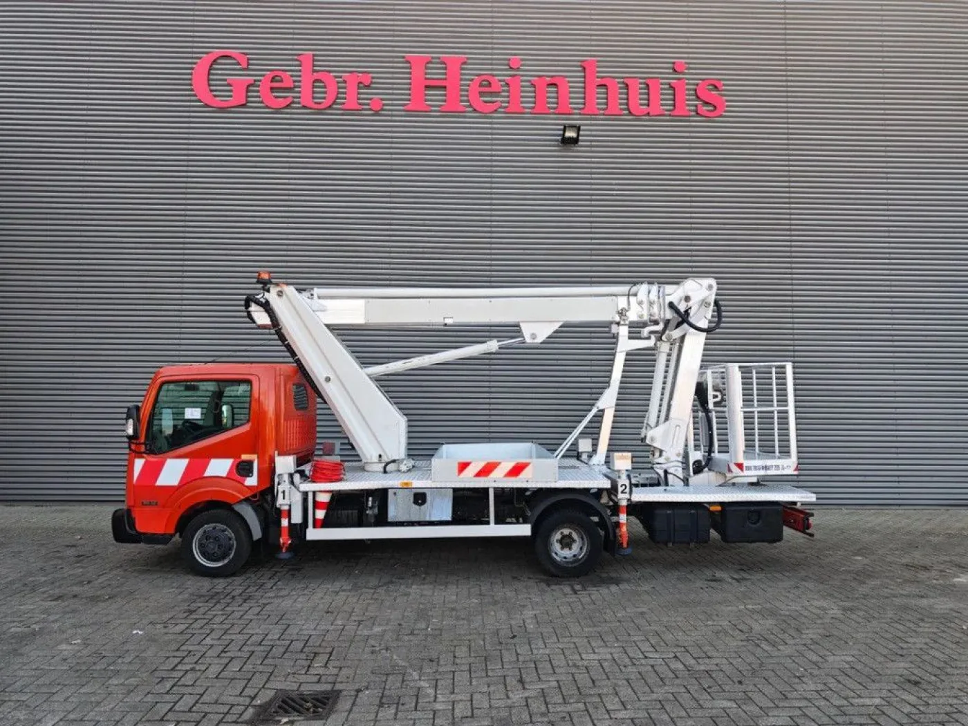 Nissan Cabstar 35.12 NT400 Multitel MJ201 - 1