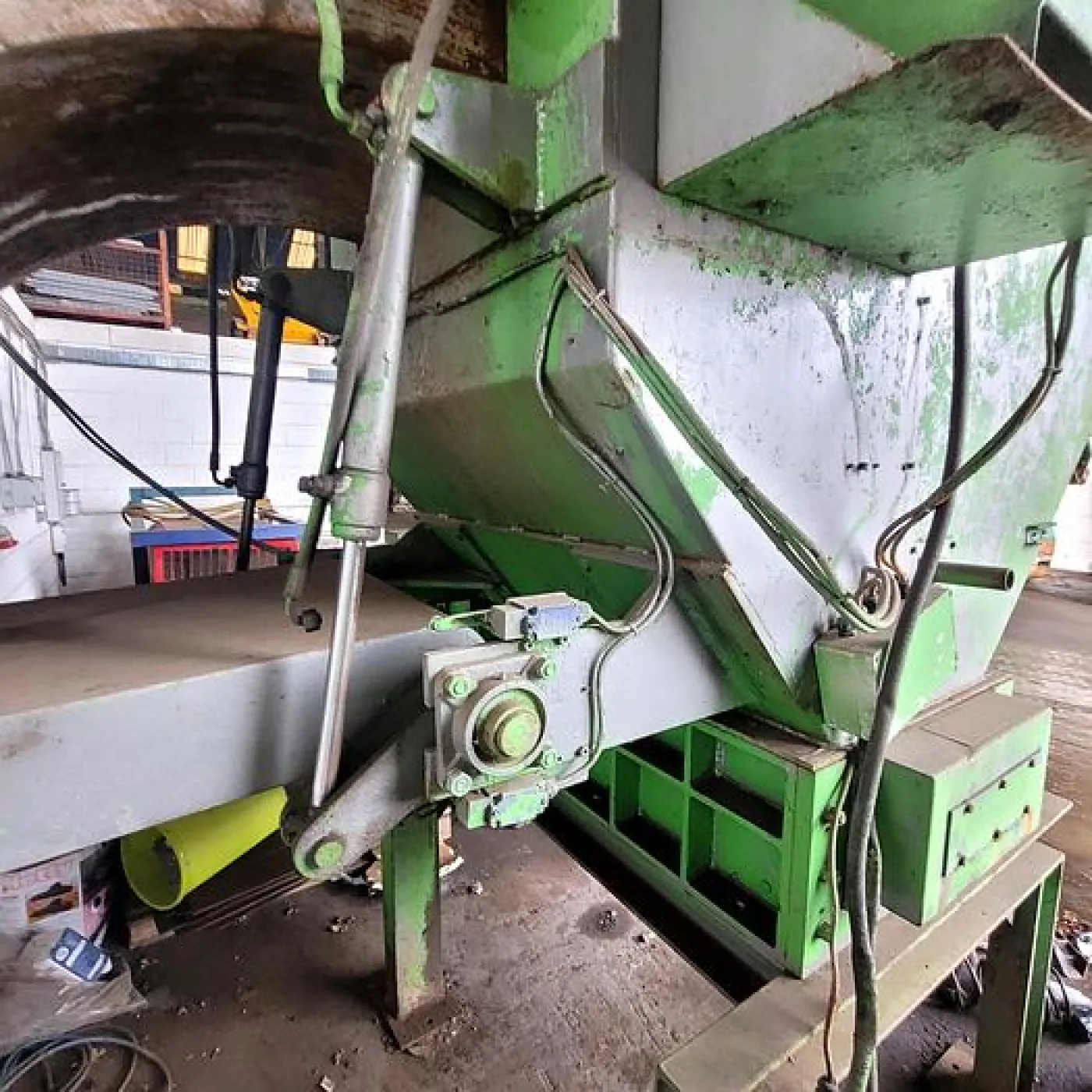 Meltog Heavy Duty Twin-Shaft Shredder W/Ram - 6