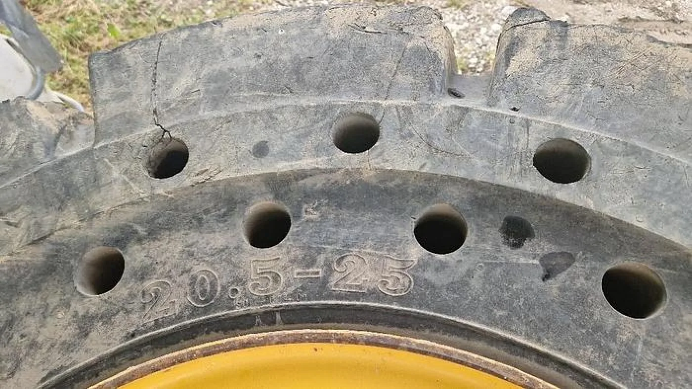 BIG Vollgummi Räder 20,5 x 25 mit Volvo Felgen - 2