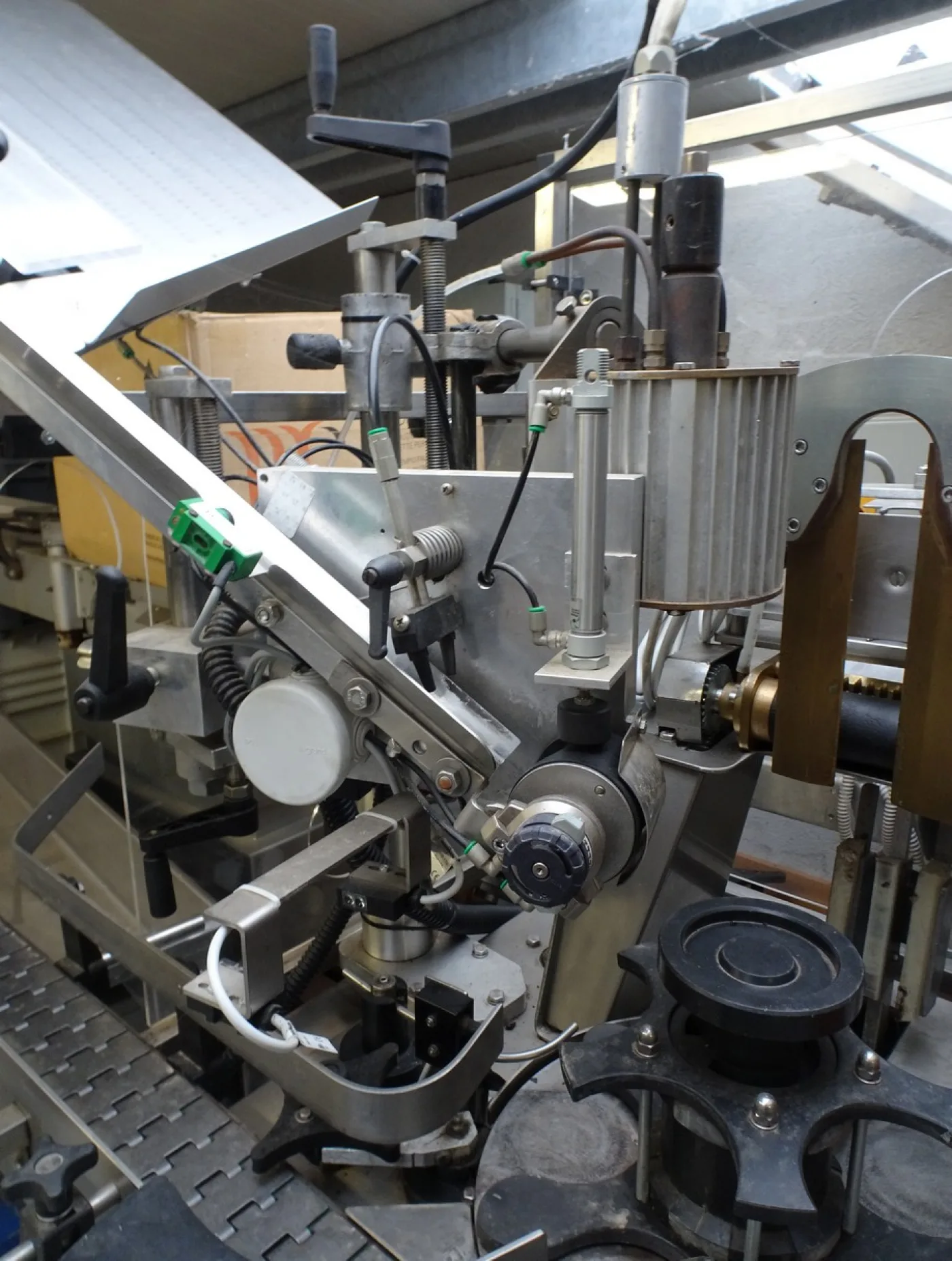 GLUE LABELING MACHINE ENOS MODEL 1200 WITH SAFETY GUARDS SECOND-HAND MACHINE - 3