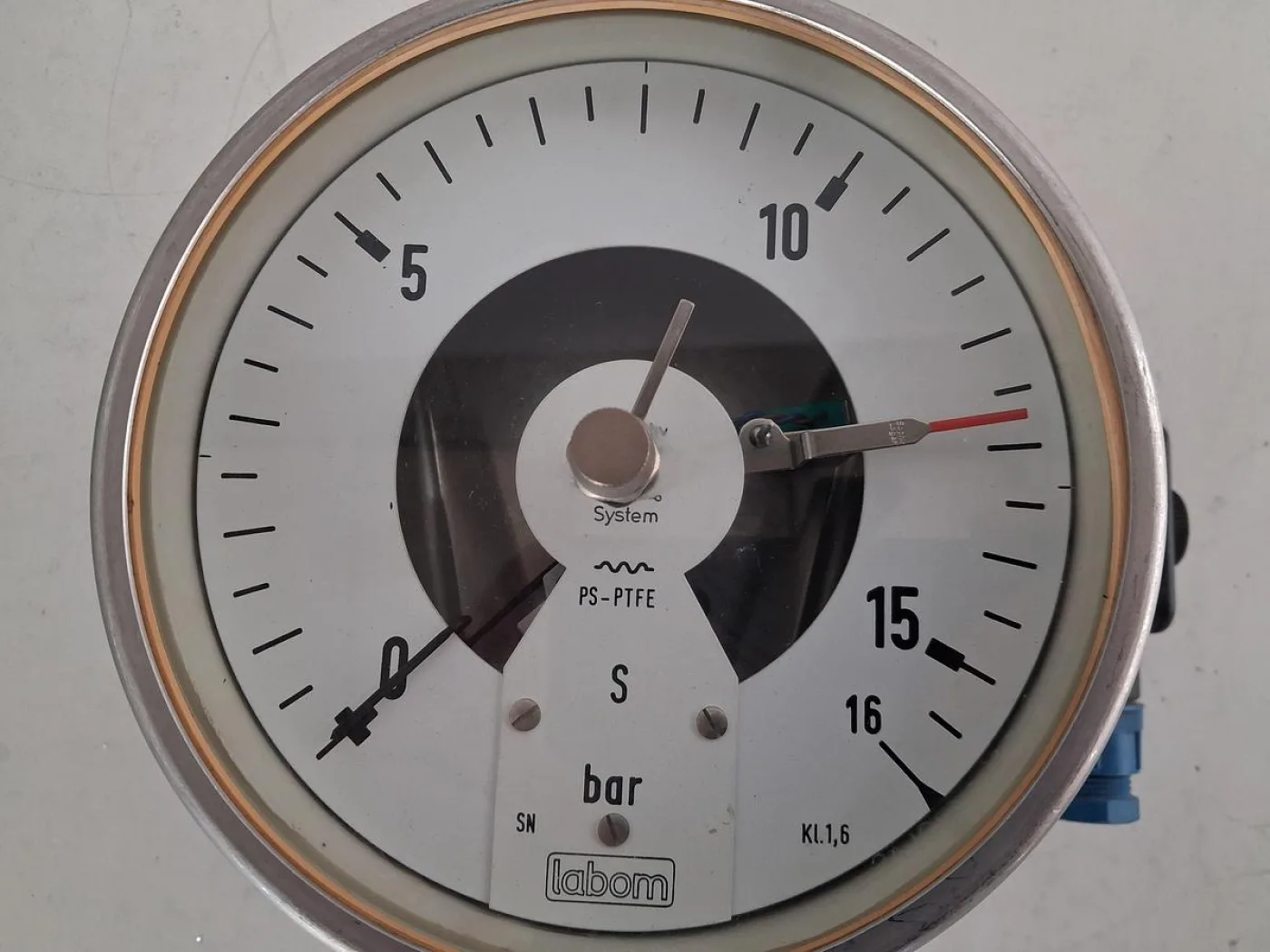 Labom NG160 Pressure Gauge 0–16 bar with Inductive Contact - 2