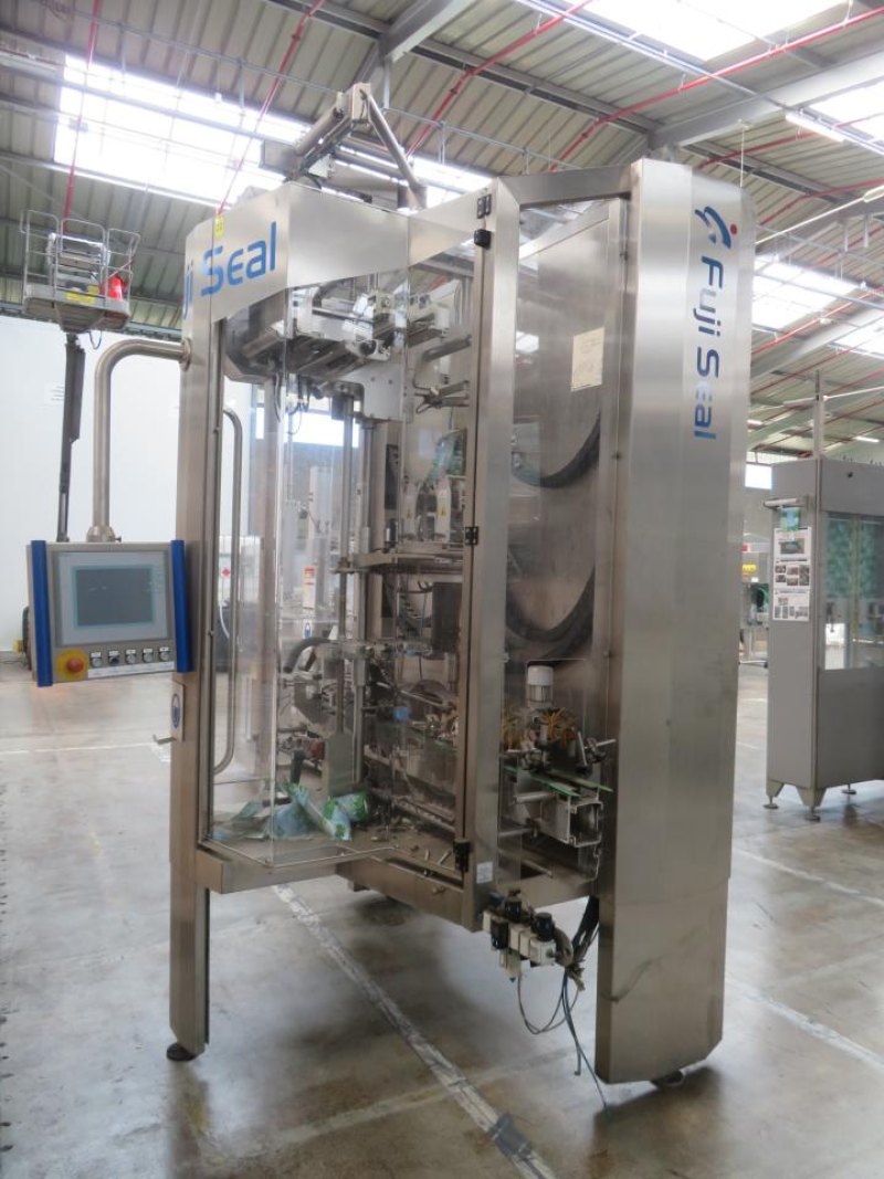 2014 Fuji Seal Europe BV Fuji Seal Europe BV Fuji Seal 410 Shrink Sleeve Machine - Flasche Sleever Line