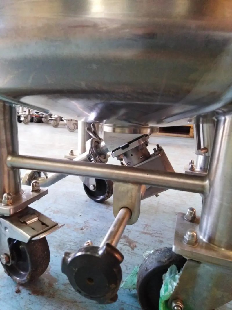 USED STAINLESS STEEL TANK 150 LITERS WITH AGITATION