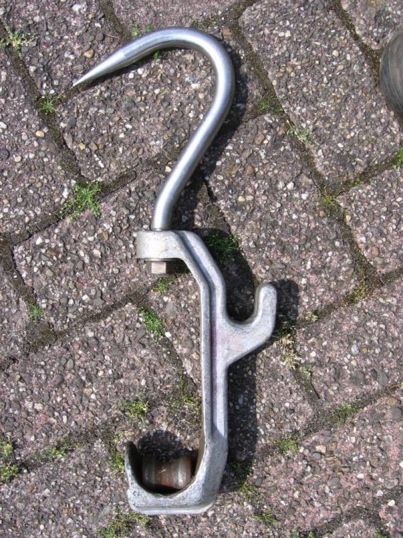 Pallet box cattle hooks with contra
