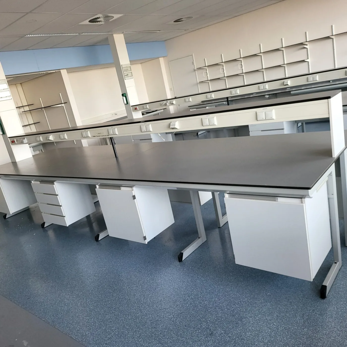 2050 – Used S+B island laboratory table (545 cm) - 2