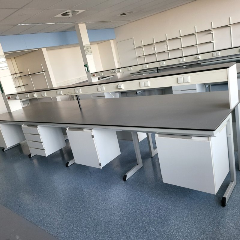 2050 – Used S+B island laboratory table (545 cm)