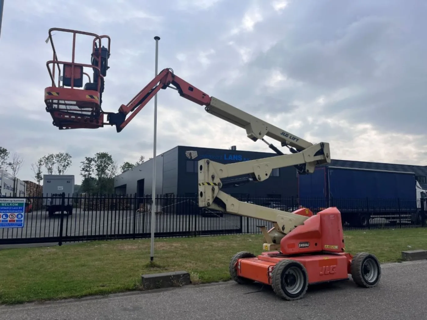 JLG E450AJ - 4