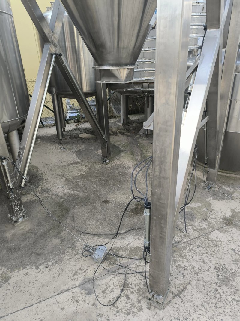 VERTICAL STAINLESS STEEL SOLIDS TANK 11,000 LITRES WITH LOAD CELLS