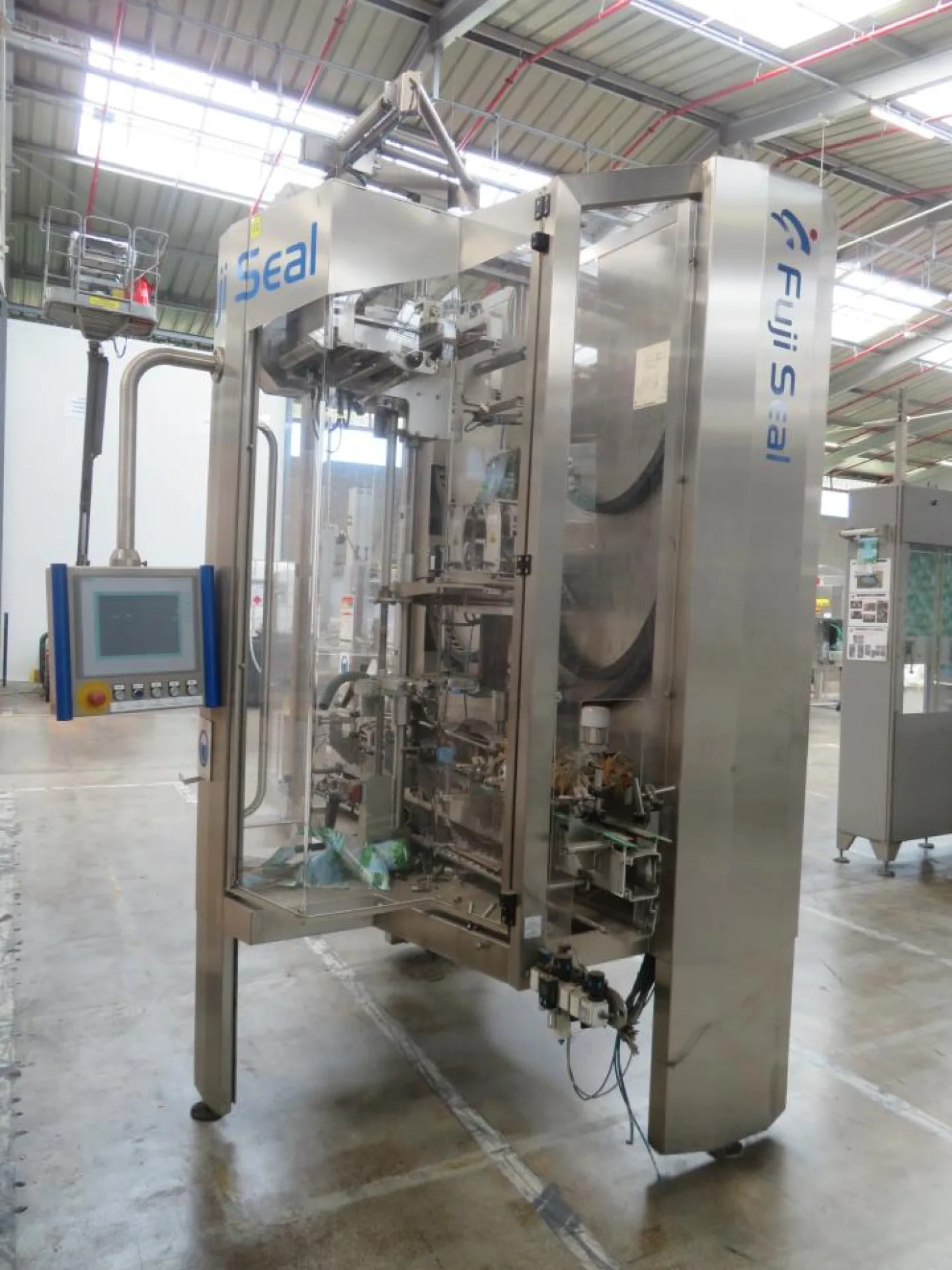 2014 Fuji Seal Europe BV Fuji Seal Europe BV Fuji Seal 410 Shrink Sleeve Machine - Flasche Sleever Line - 3