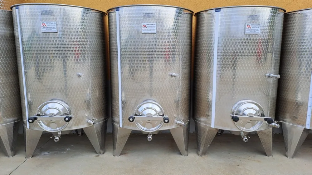 STAINLESS STELL TANKS CAPACITY LITERS 1000 PNEUMATIC FLOATING LID, WITH MANHOLE, ROUNDED BOTTOM NEW EQUIPMENT
